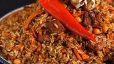 Cómo cocinar pilaf uzbeko con arroz integral y garbanzos